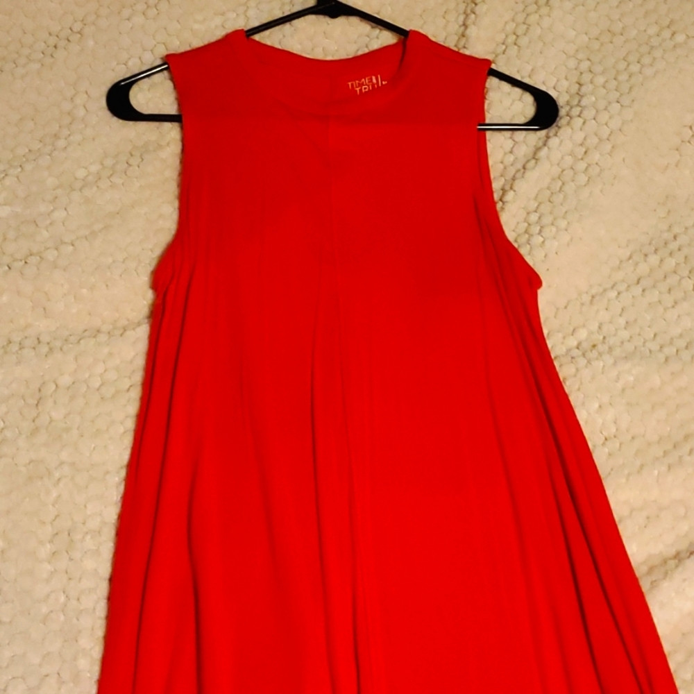 Sleveless red dress